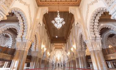 Architecture de la Mosquée Hassan II à Casablanca pendant une visite guidée