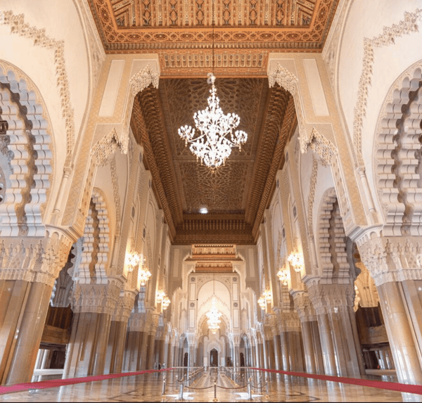 Architecture de la Mosquée Hassan II à Casablanca pendant une visite guidée