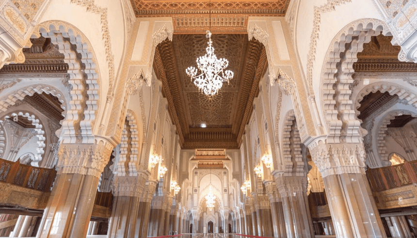 Architecture de la Mosquée Hassan II à Casablanca pendant une visite guidée
