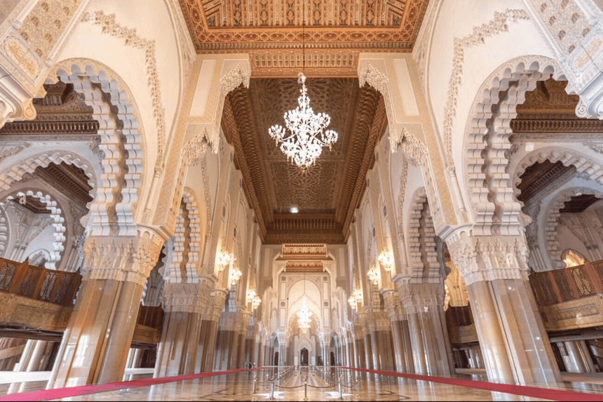 Architecture de la Mosquée Hassan II à Casablanca pendant une visite guidée