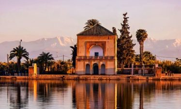 Rue animée de la médina de Marrakech lors d’une visite touristique