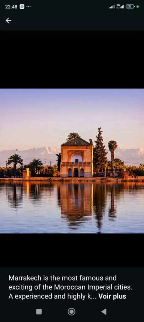 Rue animée de la médina de Marrakech lors d’une visite touristique