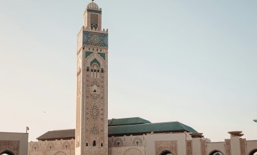 Excursion Casablanca depuis Marrakech – Découverte en une journée Partez pour une excursion Casablanca au départ de Marrakech et découvrez la plus grande ville du Maroc lors d’un circuit d’une journée complet et confortable. Cette excursion est idéale pour les voyageurs souhaitant visiter les sites emblématiques de Casablanca sans passer la nuit sur place. Points forts de l’excursion Casablanca Visite de la Mosquée Hassan II, l’une des plus grandes mosquées du monde Découverte de la Corniche de Casablanca et vue sur l’océan Atlantique Passage par le centre-ville et les quartiers modernes Transport climatisé aller-retour depuis Marrakech Temps libre pour photos et découverte personnelle Programme de l’excursion Casablanca Départ matinal depuis Marrakech en direction de Casablanca. À l’arrivée, vous commencerez par la visite extérieure (ou intérieure selon disponibilité) de la Mosquée Hassan II, monument emblématique de la ville. La journée se poursuit par une balade le long de la Corniche d’Aïn Diab, puis une découverte du centre-ville et de ses principales avenues. Après un temps libre pour le déjeuner, retour à Marrakech en fin de journée. Pourquoi choisir cette excursion Casablanca ? Cette excursion Casablanca est parfaite pour découvrir la capitale économique du Maroc en une seule journée. Elle combine culture, architecture moderne, bord de mer et confort, avec un itinéraire bien organisé et adapté à tous les voyageurs. Un guide professionnel est disponible sur demande pour enrichir la visite avec des explications historiques et culturelles.