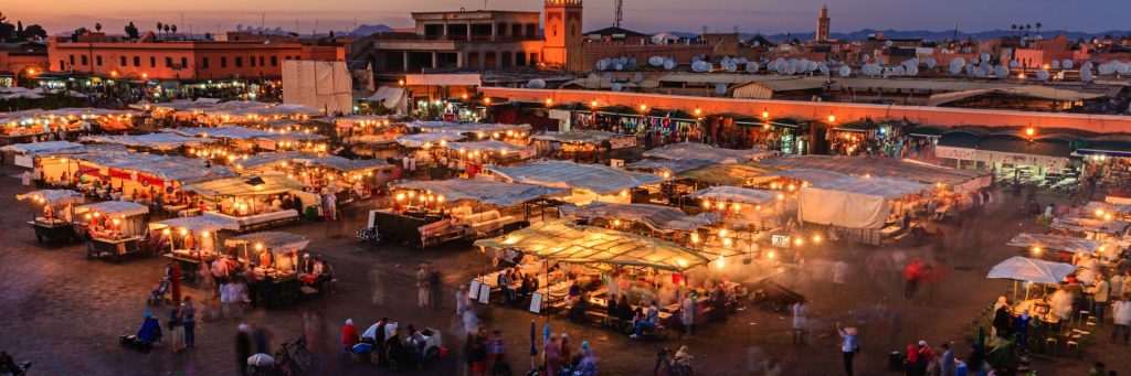 Rue animée de la médina de Marrakech lors d’une visite touristique