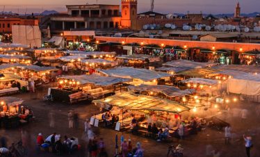 Rue animée de la médina de Marrakech lors d’une visite touristique