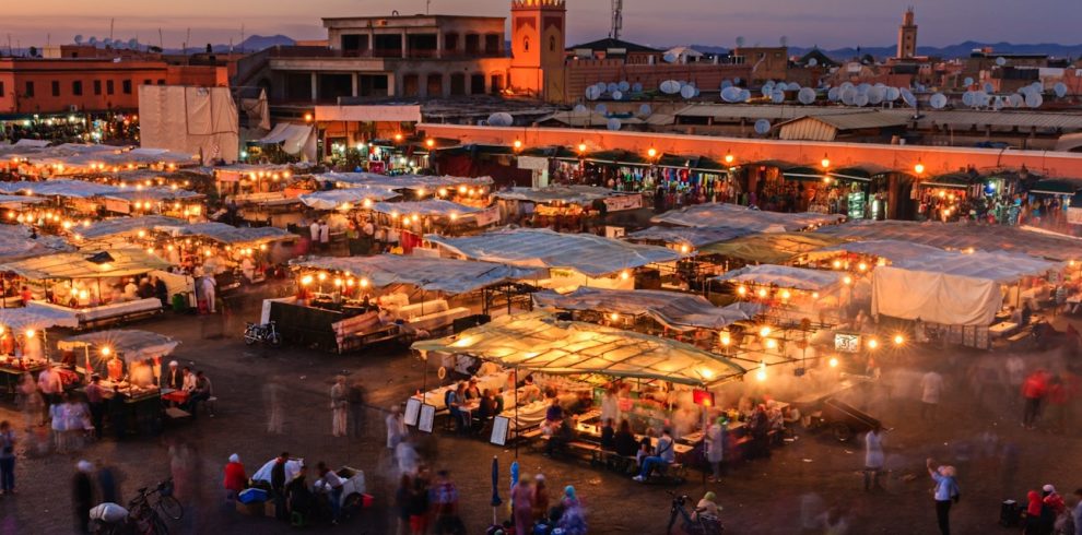 Rue animée de la médina de Marrakech lors d’une visite touristique